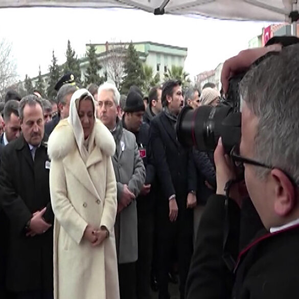 İYİ Partili Aylin Cesur şehit cenazesinde cemaatin önüne geçip poz verdi
